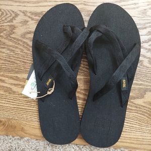 NWT Teva Olowahu Sandals, Size 9